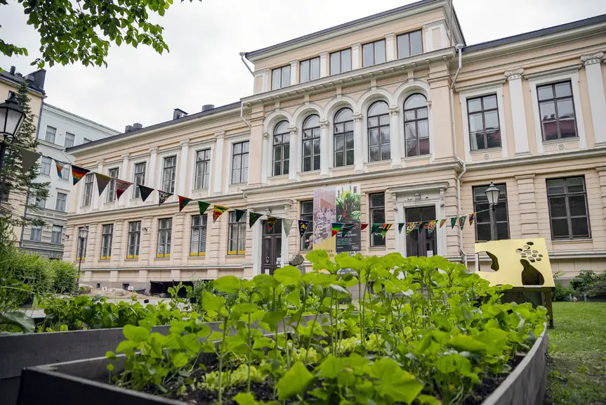 Annantalo kuvattuna pääsisäänkäynnin puolelta kesäisessä maisemassa.