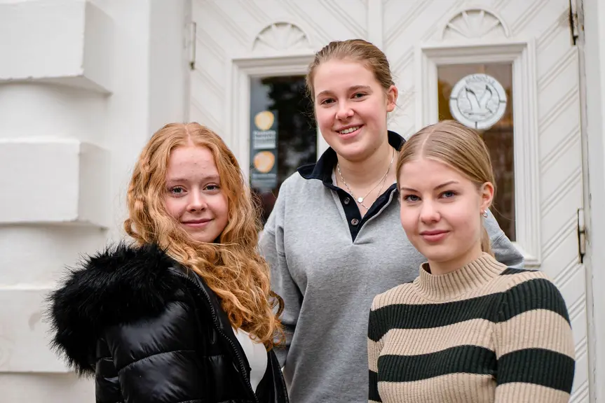 Freja Grönqvist, Emilia Sundström och Celina Siggberg studerar alla vid Brändö gymnasium.
