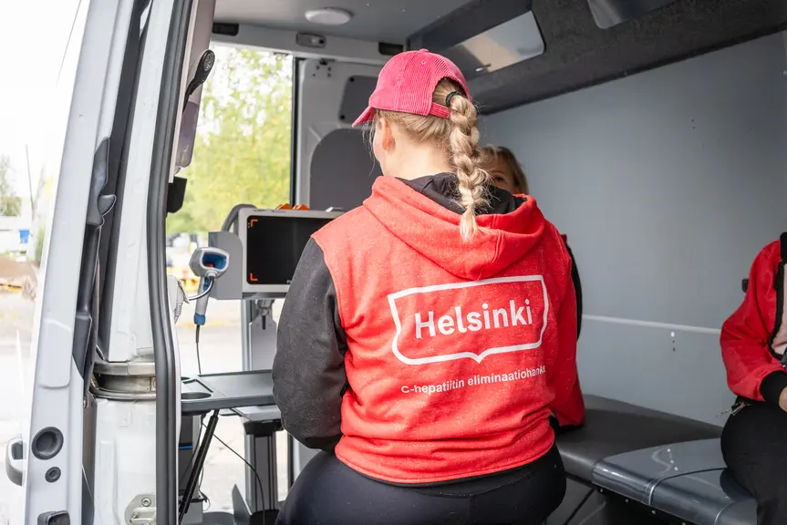 Helsingin työntekijä bussissa.