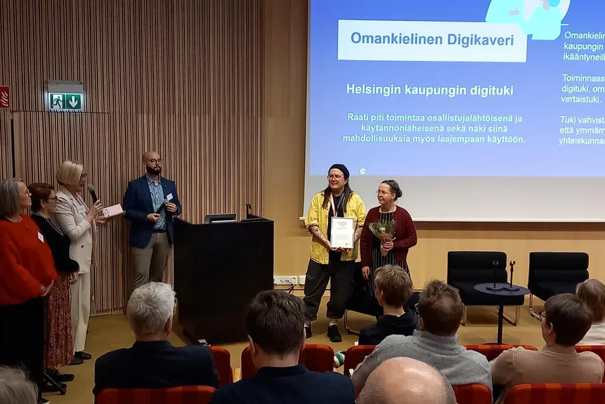 The Digitukiteko award was presented in Oulu on 7 October 2026. In the photo are specialist Marja Säikkä and digital advisor Jon Karvinen. 