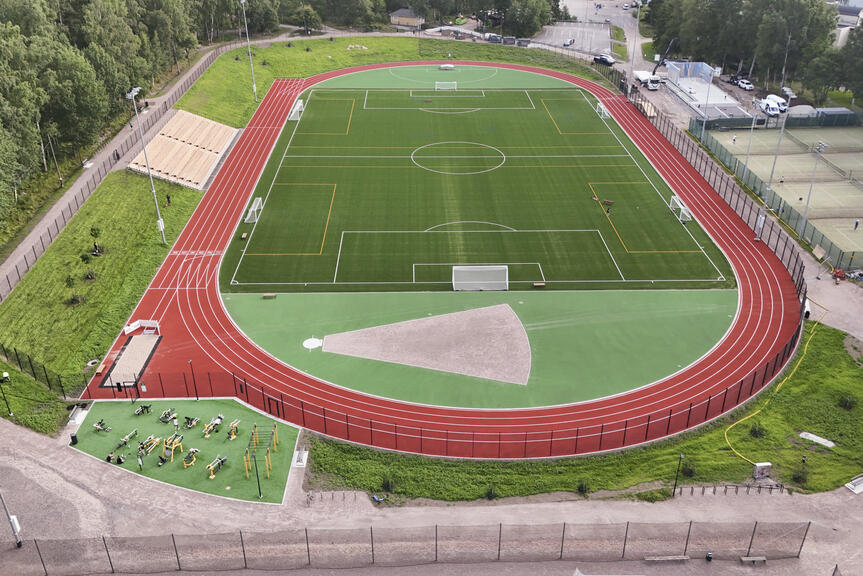 Herttoniemen liikuntapuiston yleisurheilukentän kunnostus valmistui heinäkuussa 2026.