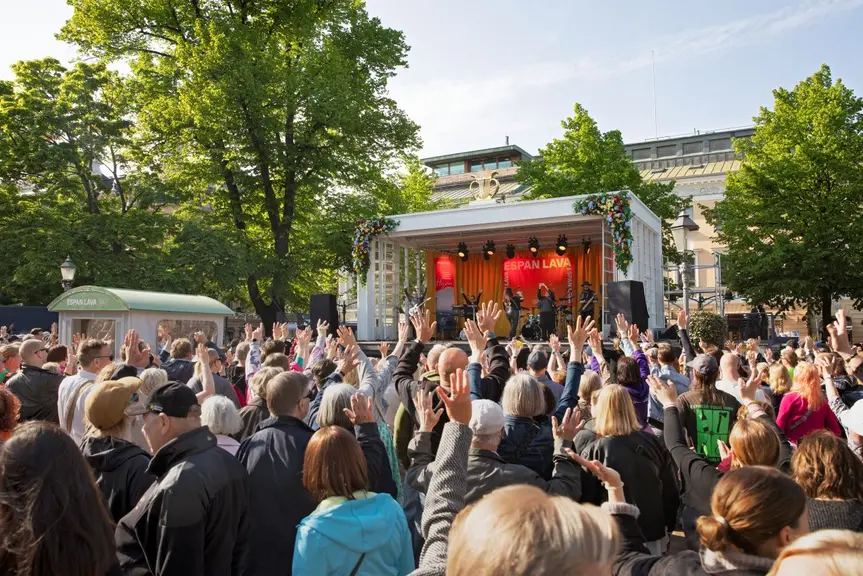 Yleisö seuraa Espan lavan keikkaa.