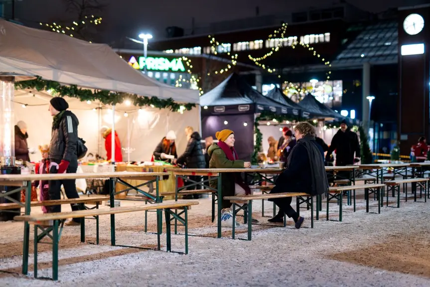 Ihmisiä ja myyntikojuja Malmin joulutorilla.