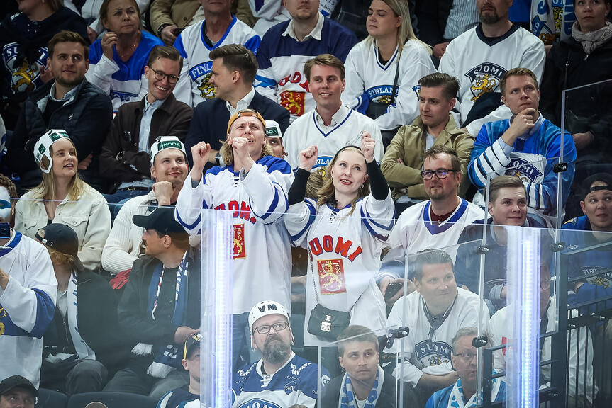 Hockeyfans hejar i ishallens läktare.