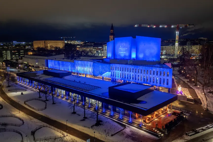Finlandia-talo iltavalaistuksessa.