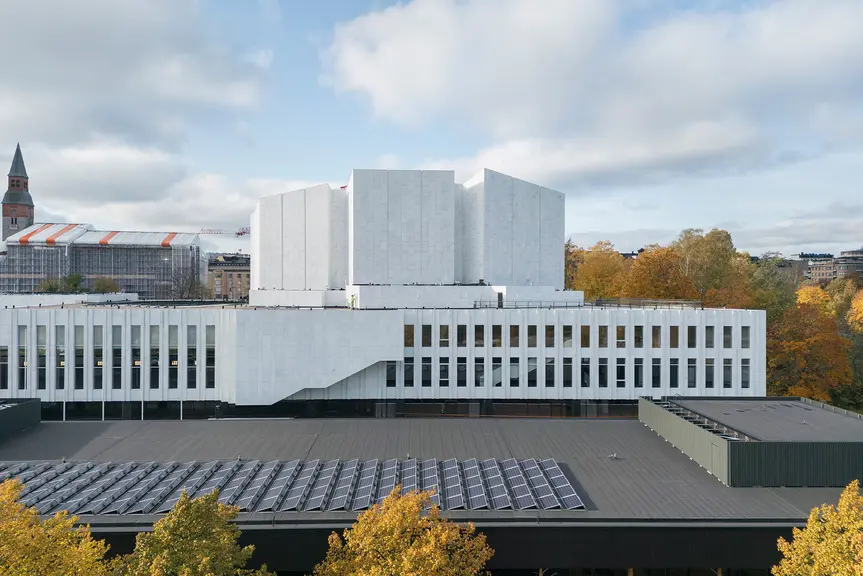 Finlandia-talon Töölönlahdenpuoleinen julkisivu.