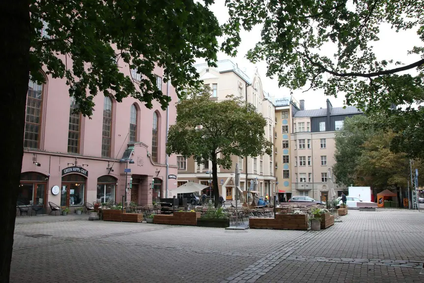 Torilla on terassi ja sitä reunustavat puut.