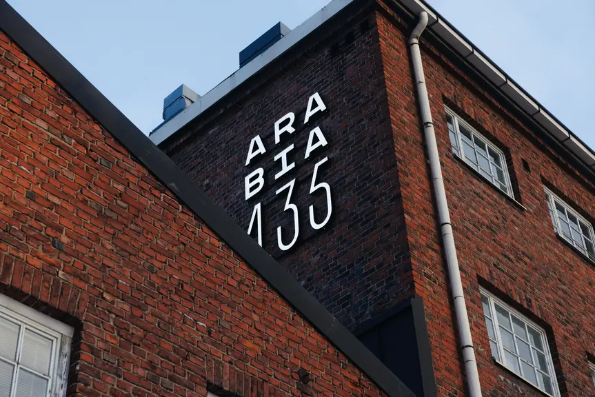 Kuva Arabian kiertotaloushubin rakennuksesta. Seinässä teksti Arabia 365.