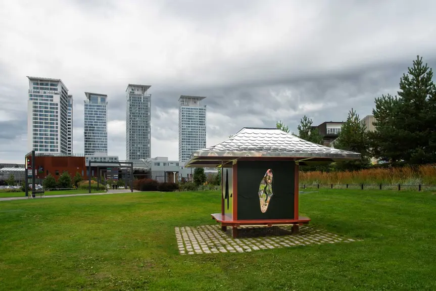 Enkelten ja henkien talo -taideteos kuvattuna Kalasatamassa.