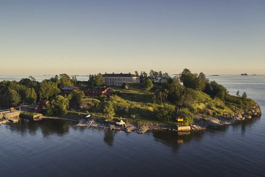 Harakan kaunis, vehreä saari kuvattuna lintuperspektiivistä.
