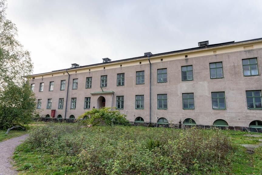 Front view of the large brown-grey Artists’ House.