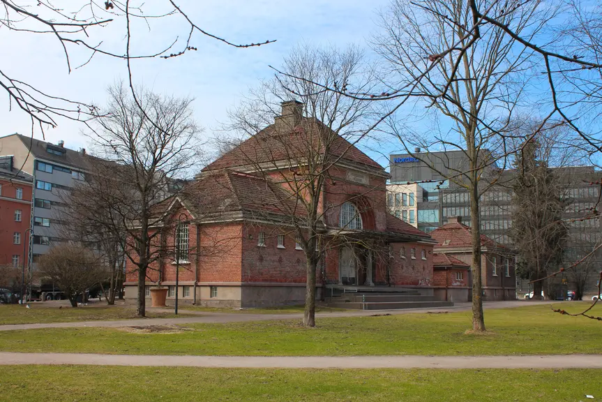 Dallapenpuisto, harjun vanha ruumishuone taustalla