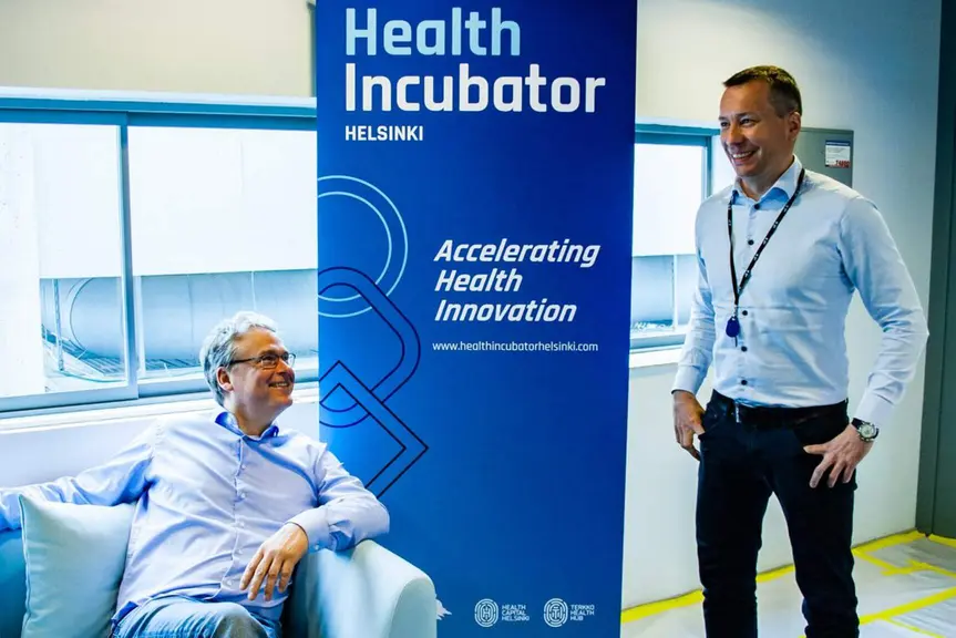 Kaksi miestä Health Incubator Helsingin rollupin vieressä.