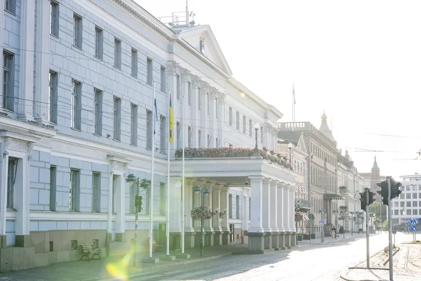 Helsingin kaupungintalo. Vaalea talo Kauppatorin laidalla kesäisessä säässä sivusta kuvattuna. 