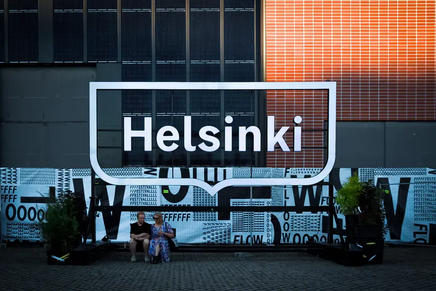 Suurikokoinen Helsinki-tunnus katukuvassa.