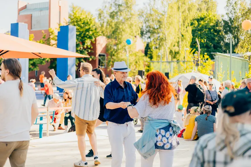 Helsinki-päivän osallistujat ovat paritanssien pyörteissä Stoan pihalla 2023.