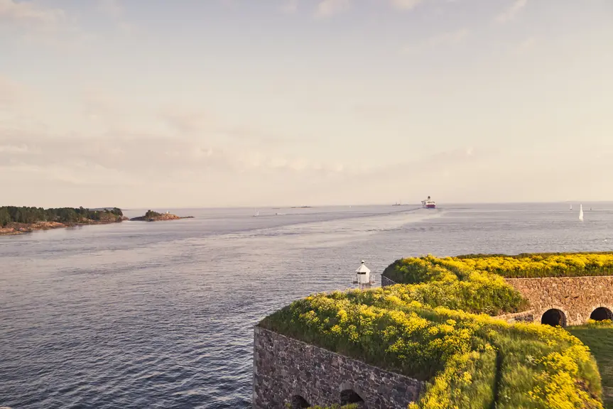 Kuva Kustaanmiekan salmesta, etualalla Suomenlinna, taustalla avomerta.