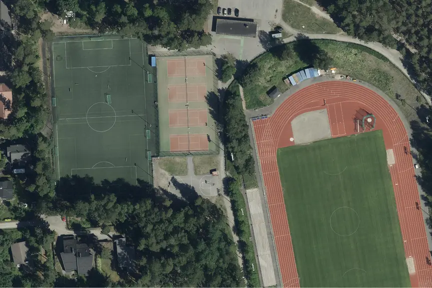Ilmakuva, jossa erottuu vasemmalta jalkapallokenttä, tenniskenttiä ja osa yleisurheilukenttää.