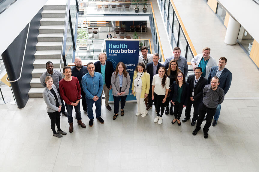 Health Incubator Helsinki -hautomo-ohjelmaan valittujen yritysten edustajia ryhmäkuvassa