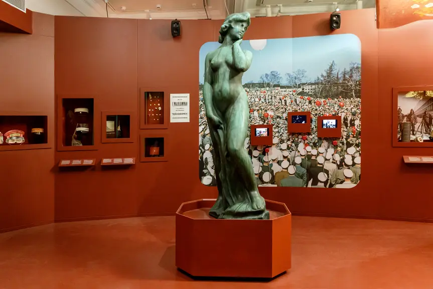 View of the exhibition. In the foreground, a reproduction of the Havis Amanda statue; in the background, a large photograph.