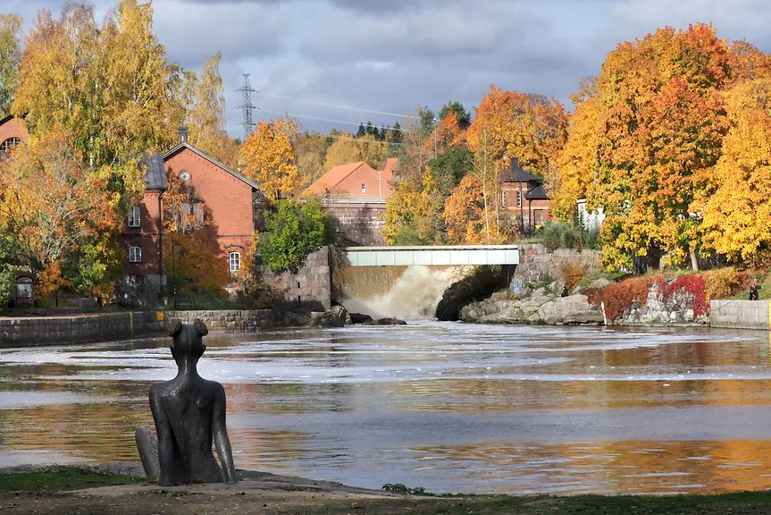Vanhankaupunginkosken pato ja patsas syysvärityksessä.