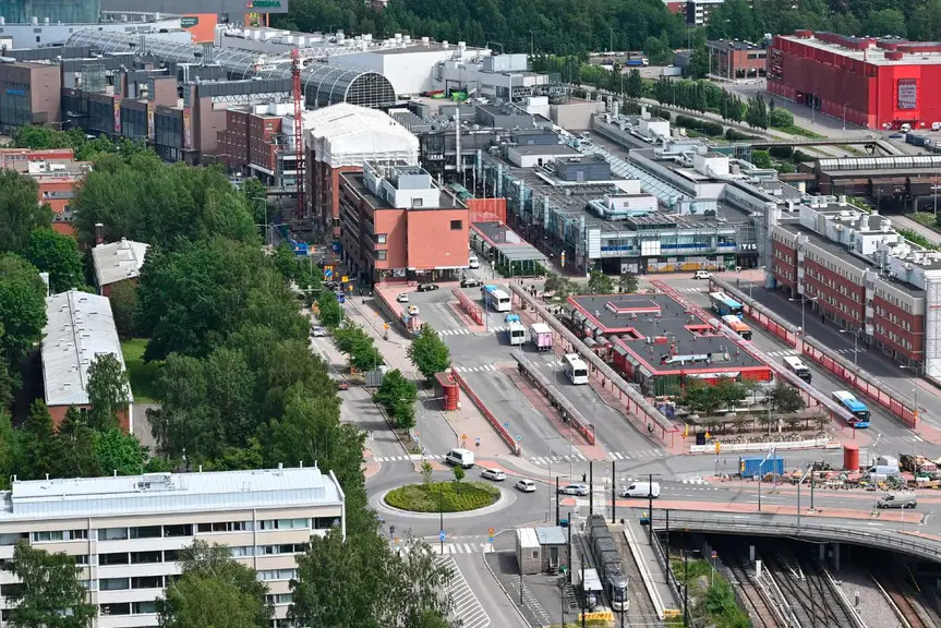 Viistokuva kauppakeskuksesta, jonka ympärillä on paljon eri liikennemuotoja.