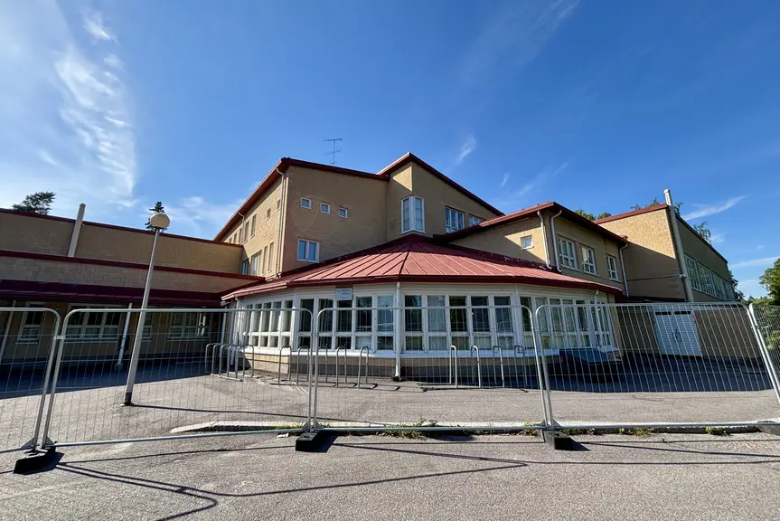 Työmaa-aidat koulun ympärillä.