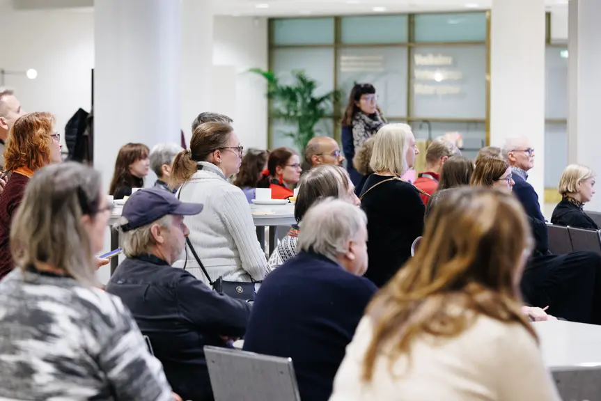 Kuvassa järjestöt ja kaupungin järjestöyhteistyön asiantuntijat kokoontuneena Kaupungintalolle Helsingin kumppanuustorille