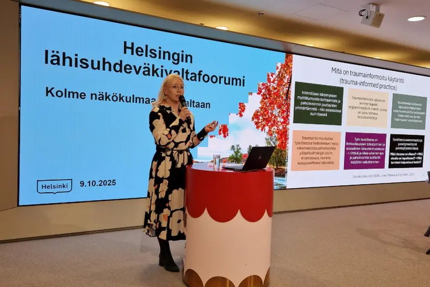 Johanna Linner Matikka puhuu lähisuhdeväkivallasta kaupungintalolla järjestetyssä tilaisuudessa.