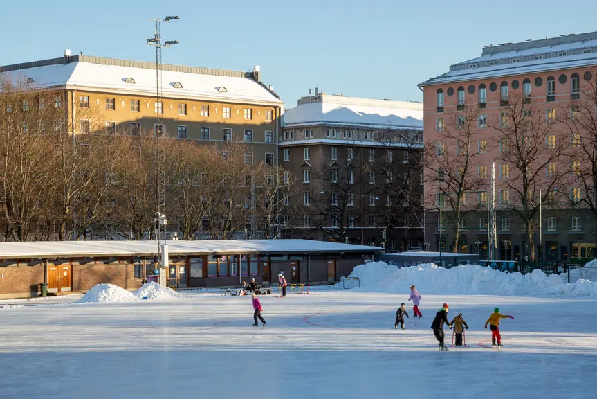 Luistelijoita Brahenkentän tekojäällä.