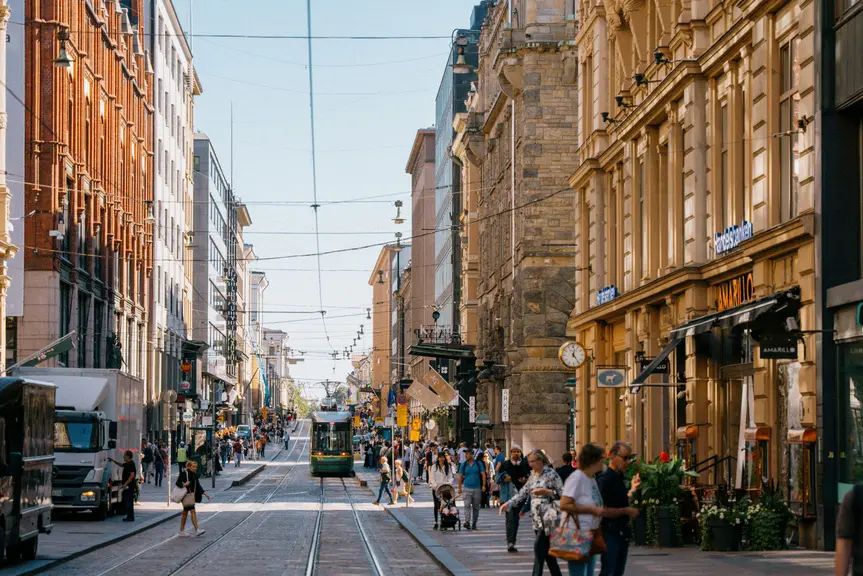 Kuva kesäiseltä Aleksanterinkadulta.