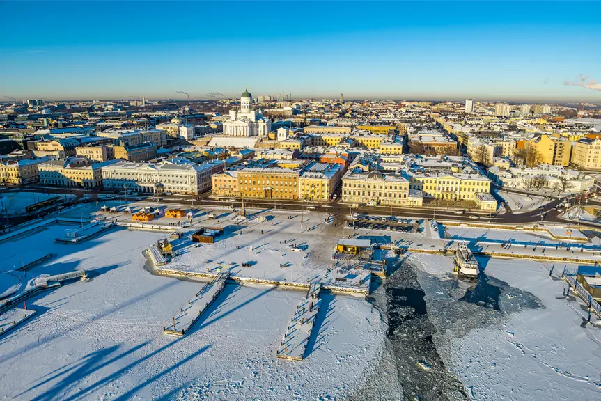 Kauppatori talvella ilmasta kuvattuna.