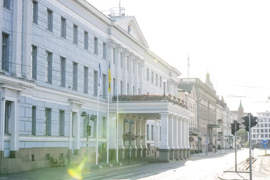 Kaupungintalo kesäillan valossa
