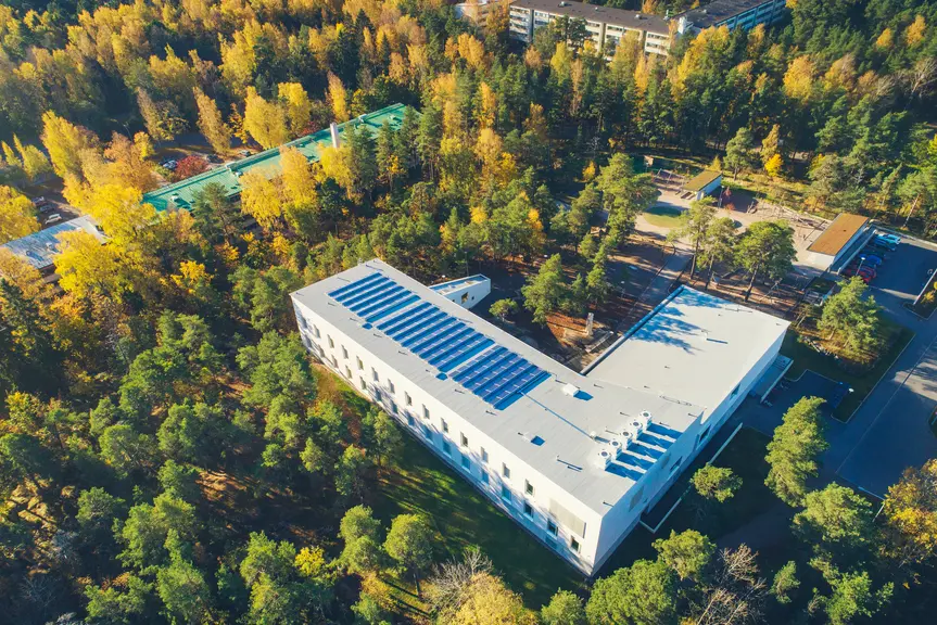 Ilmakuva päiväkoti Yliskylästä, jonka katolla on aurinkopaneelit.