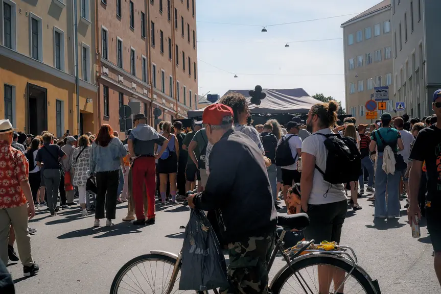 Ihmisiä Kallion kaduilla.