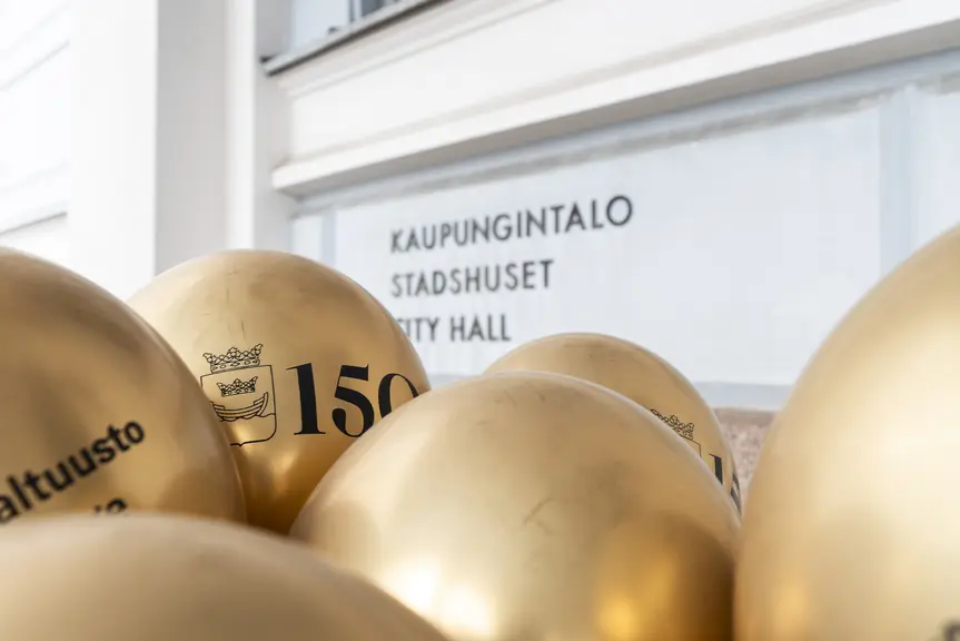 Juhlavuoden ilmapalloja kaupungintalon pääoven edustalla.