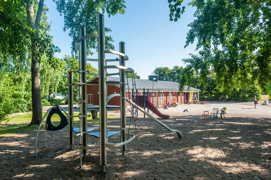 Leikkipuisto Viirissä leikitään jatkossakin puiden varjossa.