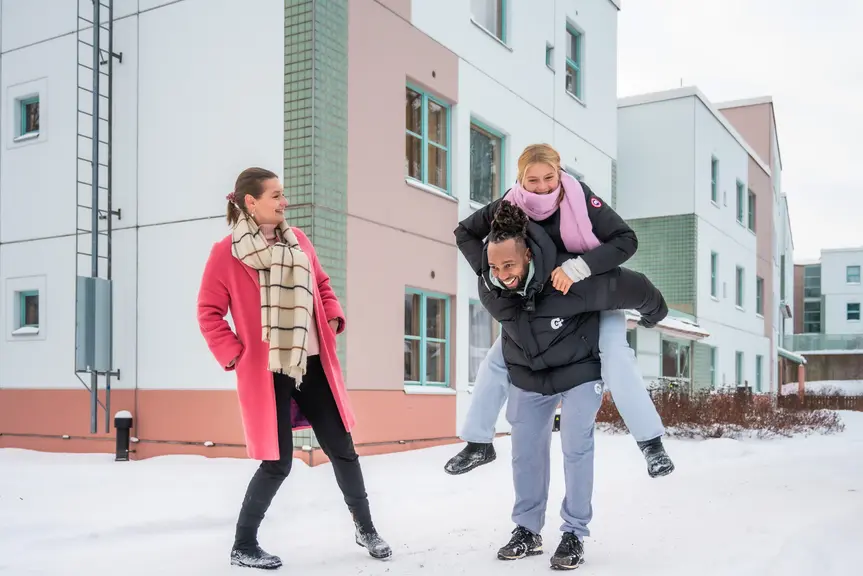 Iloisia ihmisiä talvisessa Meri-Rastilassa.