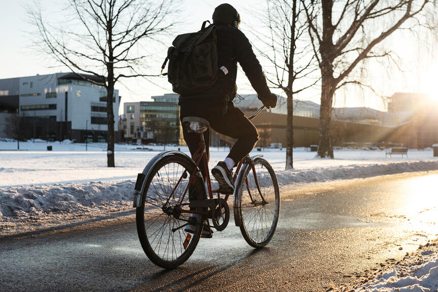 Pyöräilijä talvella.