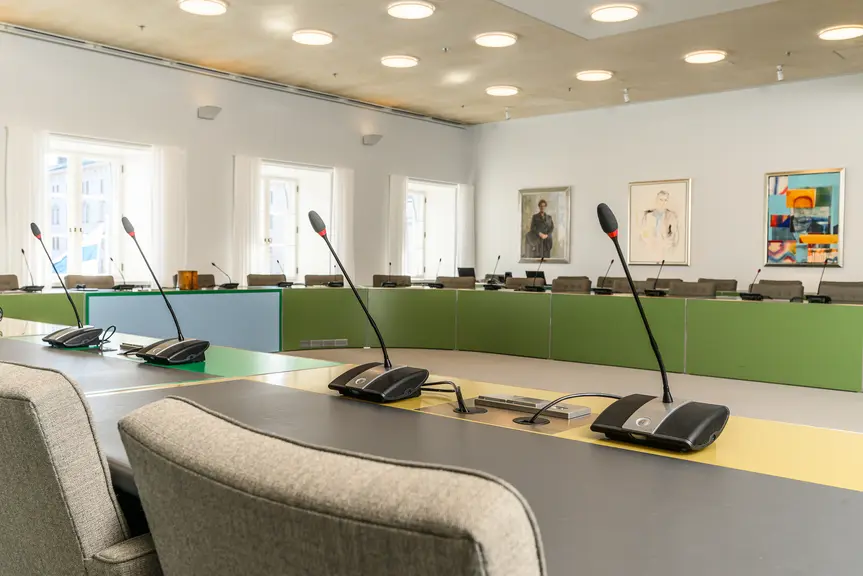 Kaupunginhallituksen istuntosali kaupungintalolla.