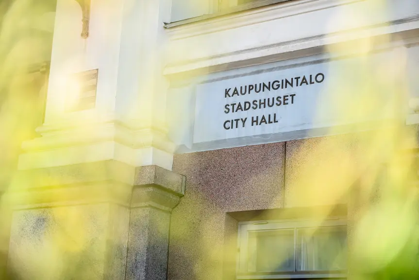 Kaupungintalon sisäänkäynti