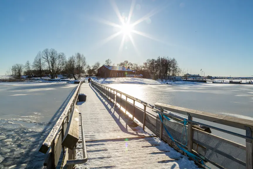 Uunisaaren silta kevätauringonpaisteessa.