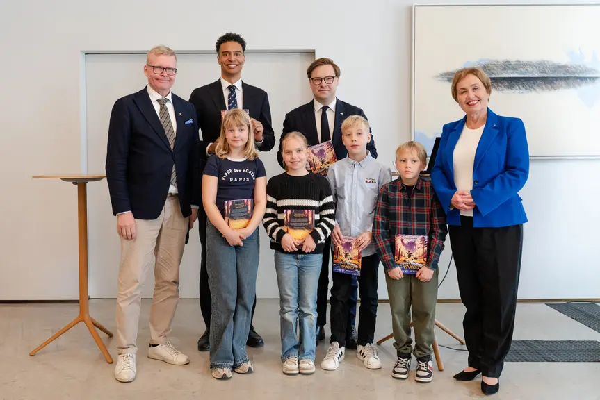 Ryhmäkuva Ystäväni Vakko -kirjan julkistus- ja lahjoitustilaisuudesta 30.9.2026 Helsingin kaupungintalolla.