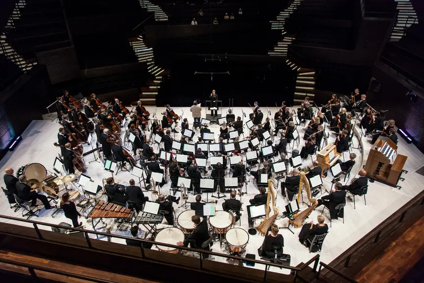 Helsingin kaupunginorkesterin soittajat Musiikkitalon lavalla.