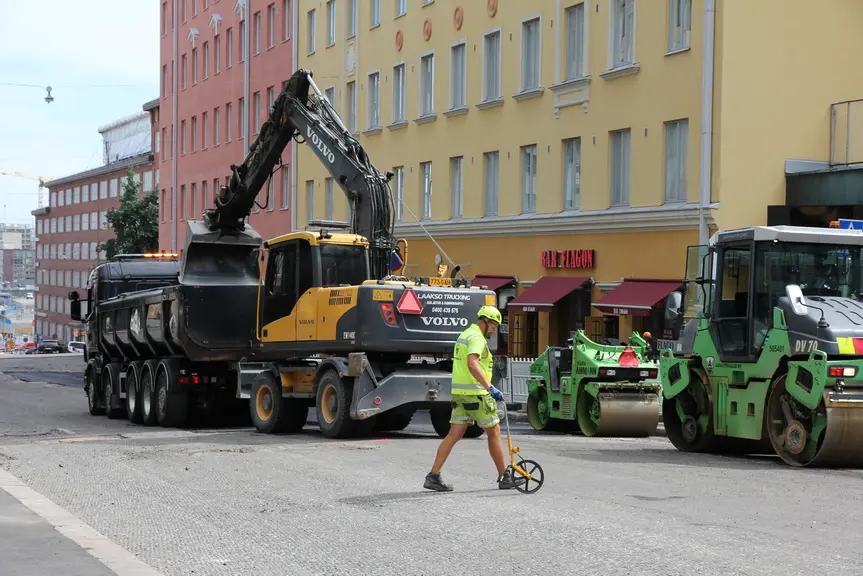 Työkoneita ja asfalttityöntekijä Vilhovuorenkadulla