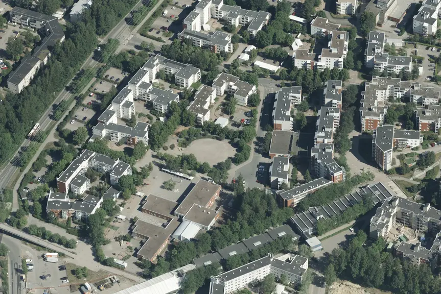 Ilmakuva alueesta, jossa kerrostaloja.