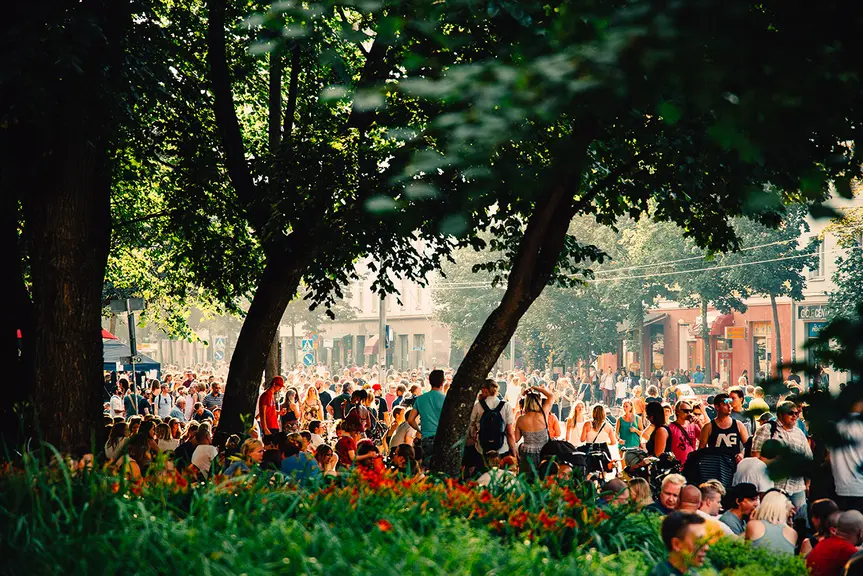 Kesäisessä Kallio Block Party -tapahtumassa on ihmisiä ulkona kadulla.