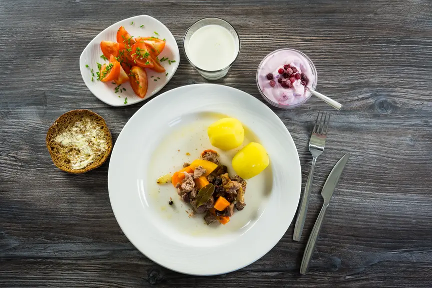Annos karjalanpaistia, salaatin, leivän, ruokajuoman ja jälkiruoan kera