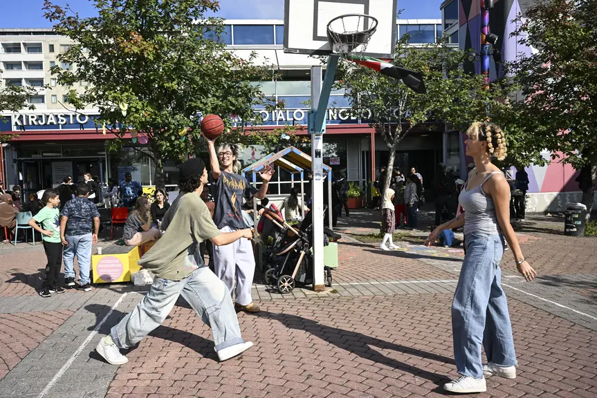 Nuoria pelaamassa koripalloa Kontulassa aukiolla kesällä. 