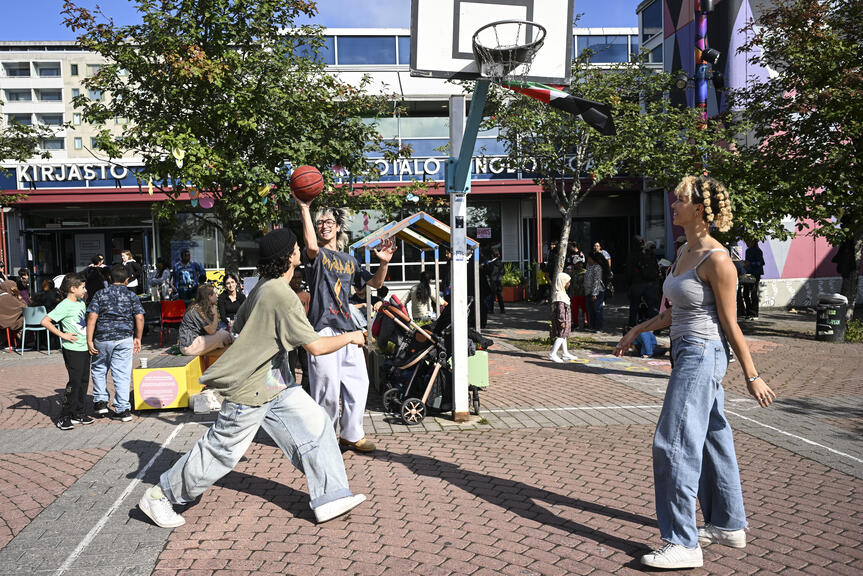 Nuoria pelaamassa koripalloa Kontulassa aukiolla kesällä. 